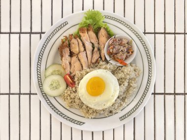 Limonlu pilav ya da limonlu pirinçli doğranmış kızarmış tavuğa yakın yumurta ve sambal matah. Sambal matah, Endonezya 'ya özgü kızarmış soğandır. Tavuk yemeği fotoğrafçılığı.