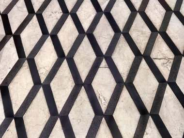 Elmas geometrik mermer desen kesilmiş ve bir yerdeki kafes ya da ağ deseni gibi düzenlenmiş. Kusursuz mermer döşeme sanatı, doku ve desenle oynamak, insan yok..