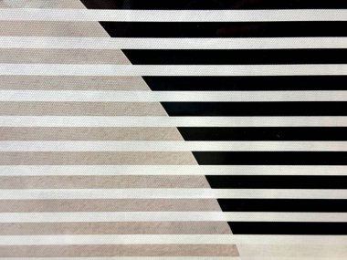 Yatay çizgilerin ve siyah-beyaz yuvarlak geometrik şekillerin modern soyut çizimlerine yakın çekim. Dekoratif sanat eserleri için uygun. Kusursuz arkaplan dokusu.