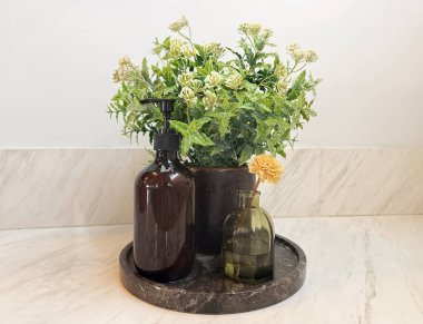 Güzel bir vazo aksesuarı, şişe ve çiçek aroması kavanozu kapat. Masa veya tuvalet dekorasyonu için uygun mermer tabanlı vazo..