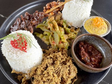 Geleneksel bale yemekleri, Matah Chili soslu doğranmış Betutu tavuğu. Tavuk Betutu, Bali 'den ünlü bir tavuk yemeği. İçinde şiş, fıstık ve sebze sosu var..