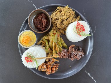 Geleneksel bale yemekleri, Matah Chili soslu doğranmış Betutu tavuğu. Tavuk Betutu, Bali 'den ünlü bir tavuk yemeği. İçinde şiş, fıstık ve sebze sosu var..
