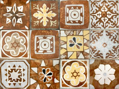 Rastgele çiçek, yıldız, süsleme, oyma ve diğer soyut desenlerdeki sömürge kalıpları. El yapımı koloni fayansları, ya da çeşitli renklerde eski kalıtsal fayanslar. Kusursuz doku.