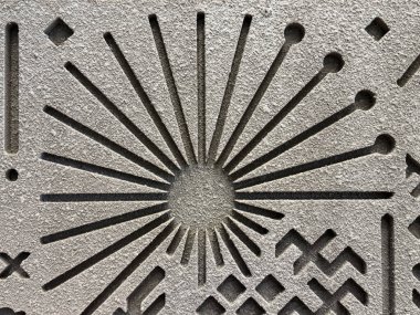 Gri bir duvara kazınmış rastgele etnik ve geleneksel desenlere yakın. Eski Mısır hiyeroglif dokusuna benziyor. Kadim kabile sanatı ve duvar süslemesi. Kusursuz arkaplan dokusu.