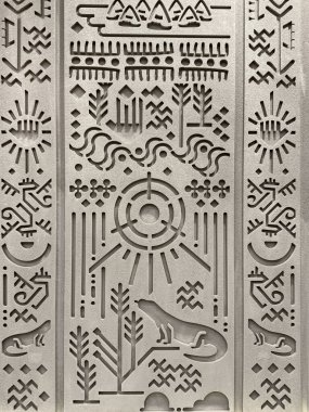 Gri bir duvara kazınmış rastgele etnik ve geleneksel desenlere yakın. Eski Mısır hiyeroglif dokusuna benziyor. Kadim kabile sanatı ve duvar süslemesi. Kusursuz arkaplan dokusu.