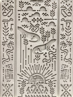 Gri bir duvara kazınmış rastgele etnik ve geleneksel desenlere yakın. Eski Mısır hiyeroglif dokusuna benziyor. Kadim kabile sanatı ve duvar süslemesi. Kusursuz arkaplan dokusu.