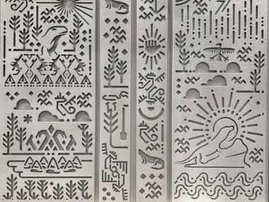 Gri bir duvara kazınmış rastgele etnik ve geleneksel desenlere yakın. Eski Mısır hiyeroglif dokusuna benziyor. Kadim kabile sanatı ve duvar süslemesi. Kusursuz arkaplan dokusu.