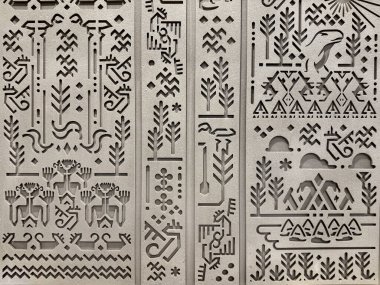 Gri bir duvara kazınmış rastgele etnik ve geleneksel desenlere yakın. Eski Mısır hiyeroglif dokusuna benziyor. Kadim kabile sanatı ve duvar süslemesi. Kusursuz arkaplan dokusu.