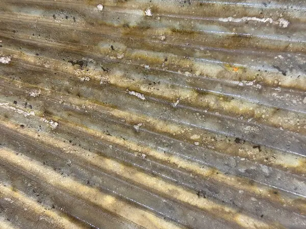 Yıpranmış ve paslanmış altın renkli flüt plaka ve güneş patlaması deseninde yakın çekim yapın. Kusursuz metalik altın plaka rengi. Grafik arkaplan dokusu.