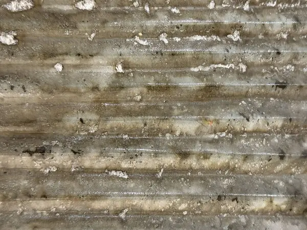 Yıpranmış ve paslanmış altın renkli flüt plaka ve güneş patlaması deseninde yakın çekim yapın. Kusursuz metalik altın plaka rengi. Grafik arkaplan dokusu.