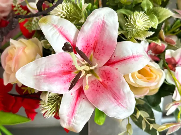 Süslü pembe Paskalya zambağı çiçeğini kapat. Trompet zambağı da denir. Çiçeksel gerçek zambak dekorasyonu dikişsiz arkaplan dokusu.