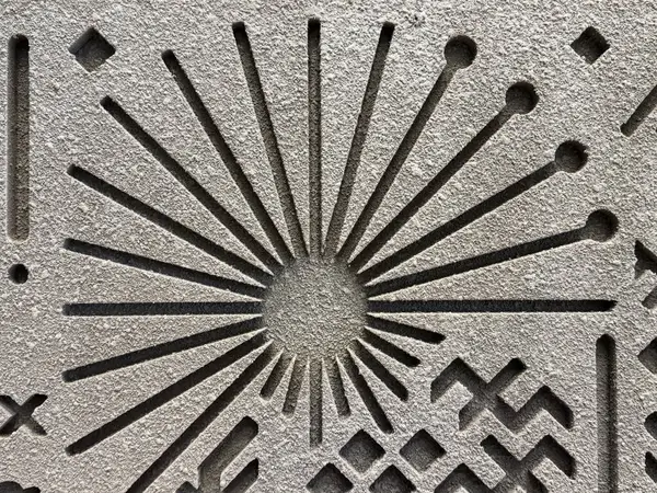 Gri bir duvara kazınmış rastgele etnik ve geleneksel desenlere yakın. Eski Mısır hiyeroglif dokusuna benziyor. Kadim kabile sanatı ve duvar süslemesi. Kusursuz arkaplan dokusu.