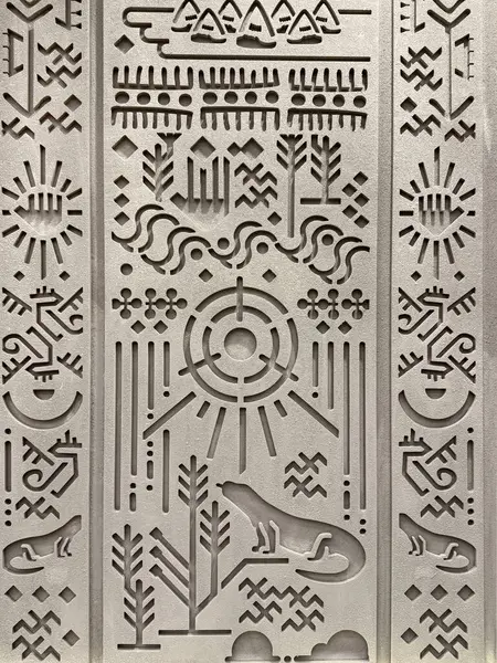 Gri bir duvara kazınmış rastgele etnik ve geleneksel desenlere yakın. Eski Mısır hiyeroglif dokusuna benziyor. Kadim kabile sanatı ve duvar süslemesi. Kusursuz arkaplan dokusu.