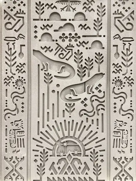 Gri bir duvara kazınmış rastgele etnik ve geleneksel desenlere yakın. Eski Mısır hiyeroglif dokusuna benziyor. Kadim kabile sanatı ve duvar süslemesi. Kusursuz arkaplan dokusu.