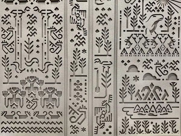 Gri bir duvara kazınmış rastgele etnik ve geleneksel desenlere yakın. Eski Mısır hiyeroglif dokusuna benziyor. Kadim kabile sanatı ve duvar süslemesi. Kusursuz arkaplan dokusu.