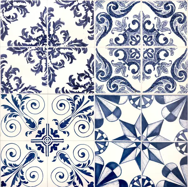 Rastgele çiçek, yıldız, süsleme, oyma ve diğer soyut desenlerdeki sömürge kalıpları. El yapımı koloni fayansları ya da mavi ve beyaz renkli eski miras fayansları. Kusursuz doku.