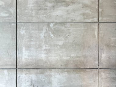 Dikdörtgen kiremitlerle dekoratif gri beton duvarı kapatın. Beton duvar çoğunlukla endüstriyel ve ham madde yapımında kullanılır. Kusursuz arkaplan dokusu.