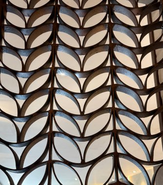 Yaprakların şeklini kapatır. Ekran bölümleme bölücüsü işlenmiş demir ve kahverengi bronz renkten yapılır..