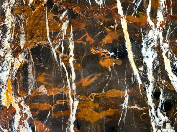 Koyu kırmızı ve turuncu mermer üzerine beyaz damarlar, eşsiz ve nadir bulunan bir tür veya kırmızı bilye. Bu kırmızı mermer lüks ve lüks evler için zariftir. Mineralsiz arkaplan dokusu.