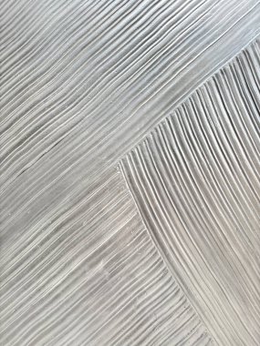 Rastgele kıvrımlar ve dalgaların kesiştiği kavisli duvar panelini kapat. Dokuma konsepti. Gümüş gri metalik boya kaplamalı çizgili ve flütlü panel. Kusursuz arkaplan dokusu.