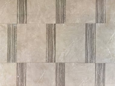 Duvar tasarımı varyasyonları olarak gri travertin kiremitleri olan gri beton fayansları kapatın. Tuvaletler ve oteller için duvar kaplamaları için uygun. Kusursuz arkaplan dokusu.