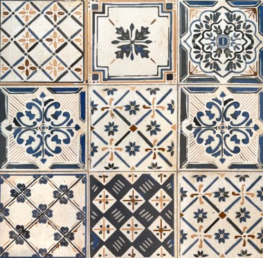 Rastgele çiçek, yıldız, süsleme, oyma ve diğer soyut desenlerdeki sömürge kalıpları. El yapımı koloni fayansları, ya da çeşitli renklerde eski kalıtsal fayanslar. Kusursuz doku.