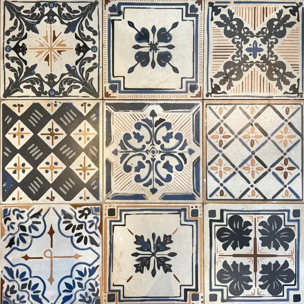 Rastgele çiçek, yıldız, süsleme, oyma ve diğer soyut desenlerdeki sömürge kalıpları. El yapımı koloni fayansları, ya da çeşitli renklerde eski kalıtsal fayanslar. Kusursuz doku.