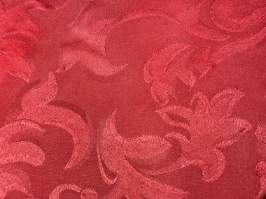 Rastgele çiçekleri kapatın ve kırmızı bez arkaplanda resimleme desenleri bırakın. Döşeme ve masa koşucusu için dekoratif çiçek ve yapraklı kırmızı kumaş. Kusursuz doku.