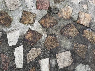 Doğal döşeme taşı ya da düzleştirilmiş bayrak taşı, bir seri kaldırım taşı ama düzleştirilmiş ve pürüzsüz bir şekilde asfaltlanmış, zemin ya da duvar bitirir.  