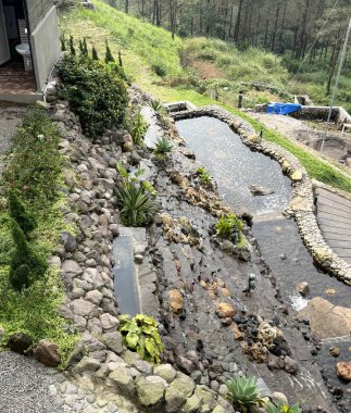Kayalık taş terası ve katları olan güzel bir şelale manzarası. Doğal su havuzu ve şelale manzarası, doğanın güzelliği..