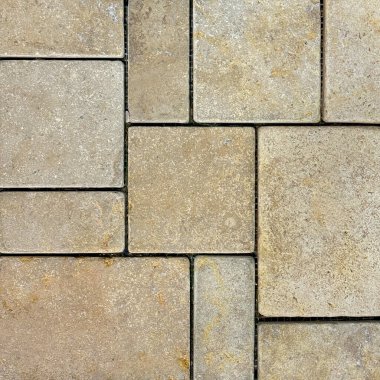 Kare ve dikdörtgen şeklinde doğal bej taştan mermer fayanslar. Açık havada bilenmiş fayanslar, sarı ve bej renkli siyah gruplar. Duvar veya zemin kiremitleri dikişsiz arkaplan dokusu.