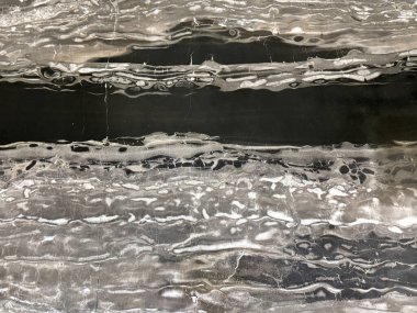 Doğal kara orman mermeri ya da siyah beyaz mermer levha deseni. Dalgalı beyaz damarları olan siyah bilye, kaba taş dokusu. Kusursuz arkaplan dokusu.