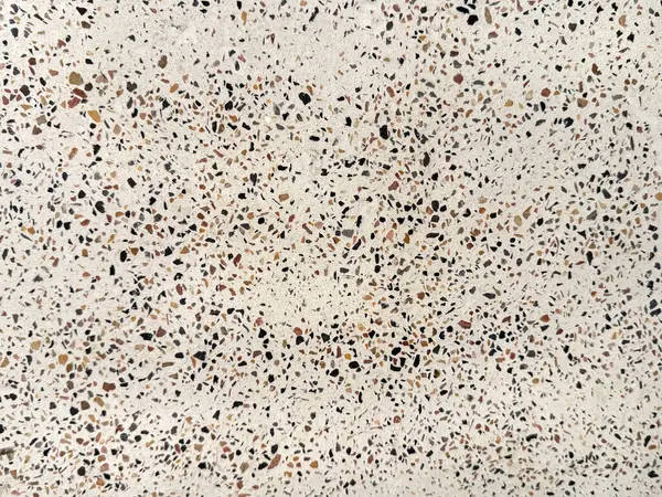 Renkli küçük mezar desenli beyaz terrazzo granit kiremitleri kapatın. Terrazzo, çağdaş kenar ve şık iç mekanlarda duvar ya da zemin kaplaması olarak giderek daha çok kullanılıyor..