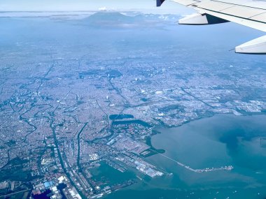 Uçak havalanırken ve uçarken, hava şehir manzarası uçağın penceresinden alındı. Şehir manzarasını, denizi, gökdelenleri, limanı ve hatta dağı gördüm..