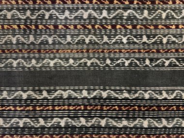 Geleneksel el, siyah, kahverengi ve beyaz renklerde rastgele dantelli etnik kumaş ve dekoratif süsleme desenleri dikmiştir. Kusursuz arkaplan dokusu.