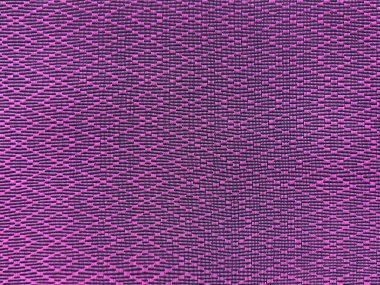 Geleneksel el, mor renkte rastgele elmas desenli etnik kumaş dikmiş. Kusursuz arkaplan dokusu.