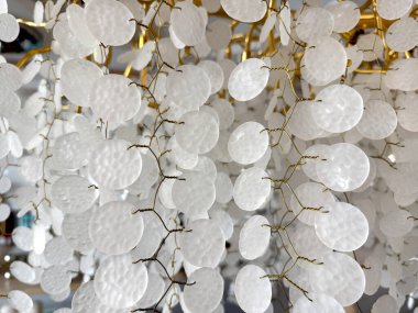 Bir avizenin üzerindeki beyaz daire şekilleri yakın plan. İç aksesuarlar için yarı saydam beyaz sikkeler. Kusursuz arkaplan dokusu. 