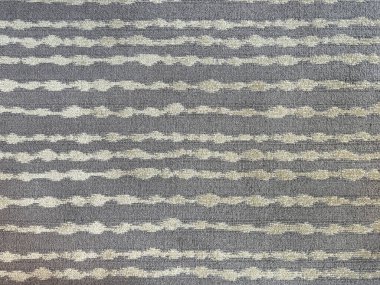 Siyah beyaz şeritli halıyı rastgele dizayn et. Çizgili doğrusal çizgiler ya da çizgili desenler, modern el yapımı geometrik çizgiler. Kusursuz arkaplan dokusu.