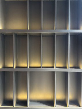 Dikdörtgen yumurta sandıklı dolabın arkasında sarı ışıklar olan gri renkli görüntüsünü kapat. Kabine dekorasyonu için uygun. Kusursuz arkaplan dokusu.