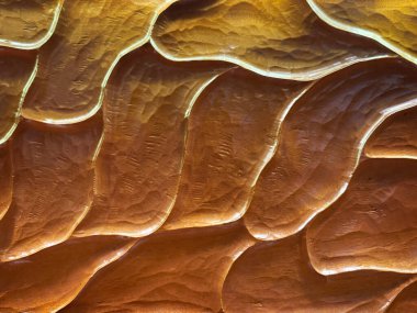 Soyut kavisli yaprak ya da yaprak desenine oyulmuş 3D kahverengi taş duvarı kapatın. Dalgalı ve akış şekilli. Kusursuz arkaplan dokusu.