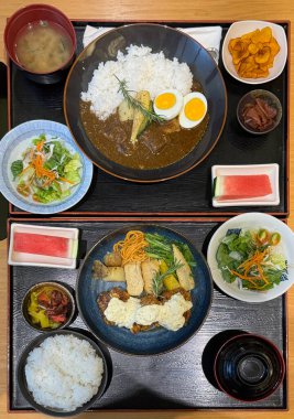 Japon tavuk nanban ve Japon köri mutfağını kapatın. Miso çorbası, bir kase pirinç ve salata ile servis edilir. Japon yemek teması.