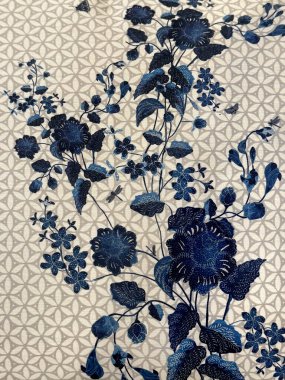 Rastgele çiçekleri kapat ve beyaz bej arkaplanlı mavi renkli örnekler bırak. Çiçek ve yaprak temalı, mavi ve beyaz renkli. Kusursuz doku.