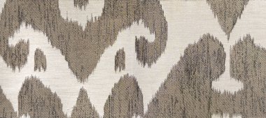 Geleneksel etnik kalıpta kahverengi ve beyaz kumaşı kapatın. Klasik soyut, soyut, etnik, pürüzsüz arka plan dokusu.