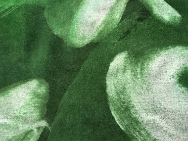 Rastgele yapraklar ve çiçek desenli, yeşil ve beyaz renklerde grafiksel arkaplan. Yazılı duvar kağıdı ve kumaş konsepti. Kusursuz arkaplan dokusu.