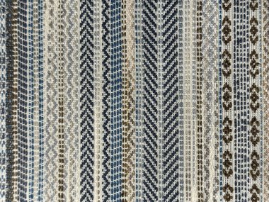 Süslü dantel çizgileri mavi, gri ve beyaz tonlarda kapayın. Elmas ve simge desenli çırpılmış dikey çizgiler. Dantel, kurdele, kumaş veya duvar kağıdı dokusu için uygun.