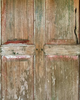 Renkli, canlı, kırsal ahşap kapı panelini oyma ve kırmızı çerçeveyle kapatın. Kırsal kahverengi ahşap, paslı renkler ve kırmızı boyayla. Eski tarz, geleneksel ve eski moda. Kusursuz arkaplan dokusu.