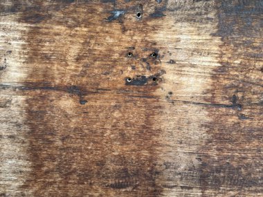 Yıpranmış ve çürümüş ahşap dokusunu renkli renkli, kahverengi, sarı, mavi ve kırmızı renklerle kapatın. Kusursuz kereste katı ahşap arkaplan dokusu