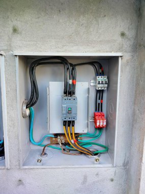 Elektriksel ölçüm setiyle metal kutu, anahtar kabloları ve karmaşık kablolar içeriyor..