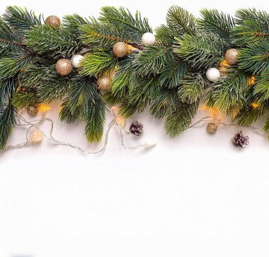 Çam kozalağı ve ışıldayan ışıkla aydınlatılmış böğürtlen çelengi ile kusursuz dekoratif Noel sınırı.