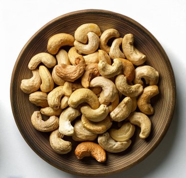 Beyaz arka planda ahşap kasede ceviz, üst manzara..